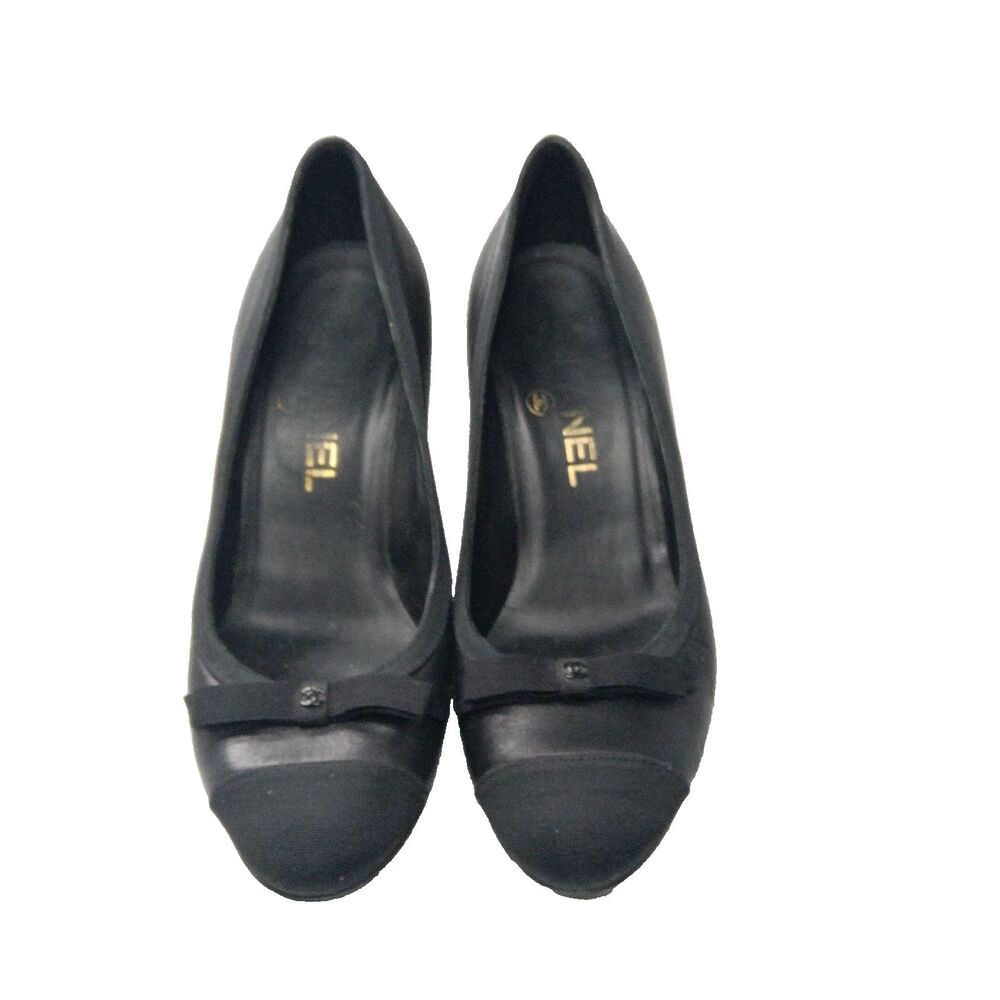 Chanel Black Leather~Satin Cap Toe CC Bows Pumps Sz 35.5 Shoes Sculptural Heels - Picture 5 of 11
